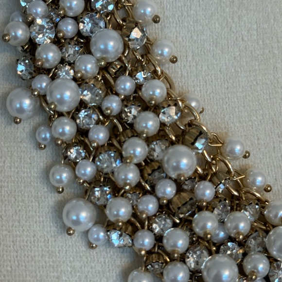 Elegant Pearl, Crystal and Gold Necklace - Picture 5 of 8